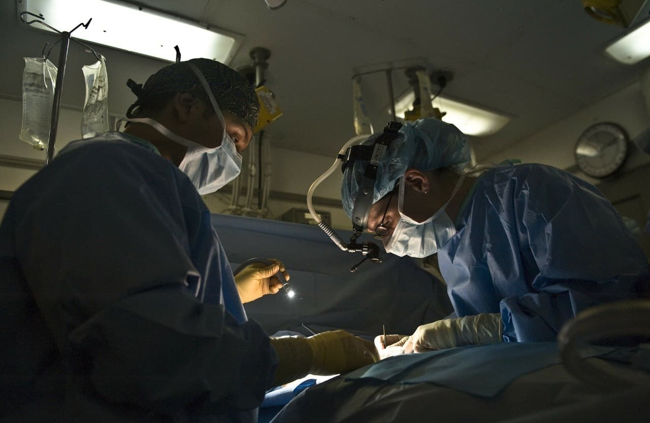 Italiana tuvo una cesárea en plena operación cerebral