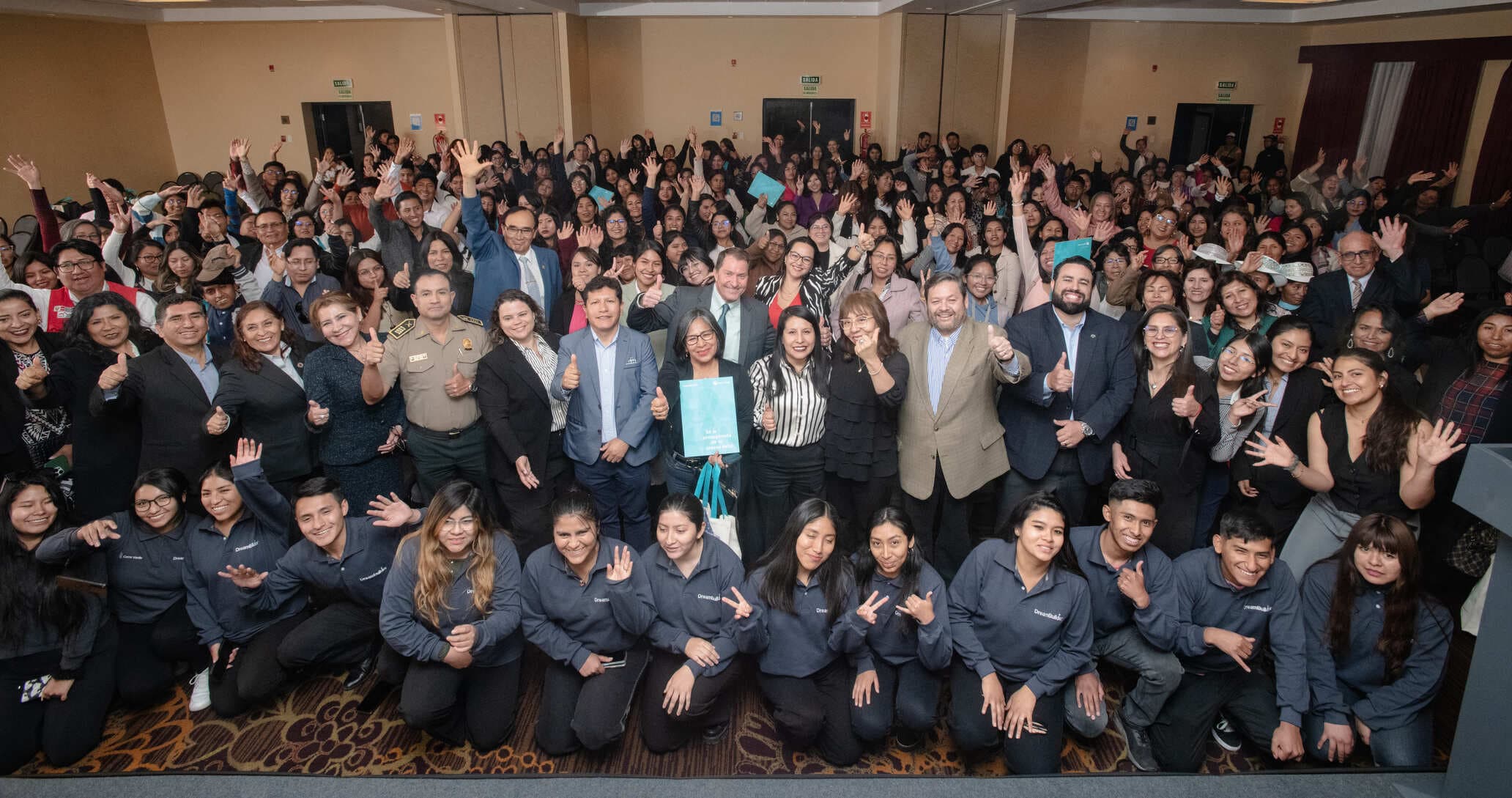 Arequipa lidera graduadas del programa DreamBuilder en Perú