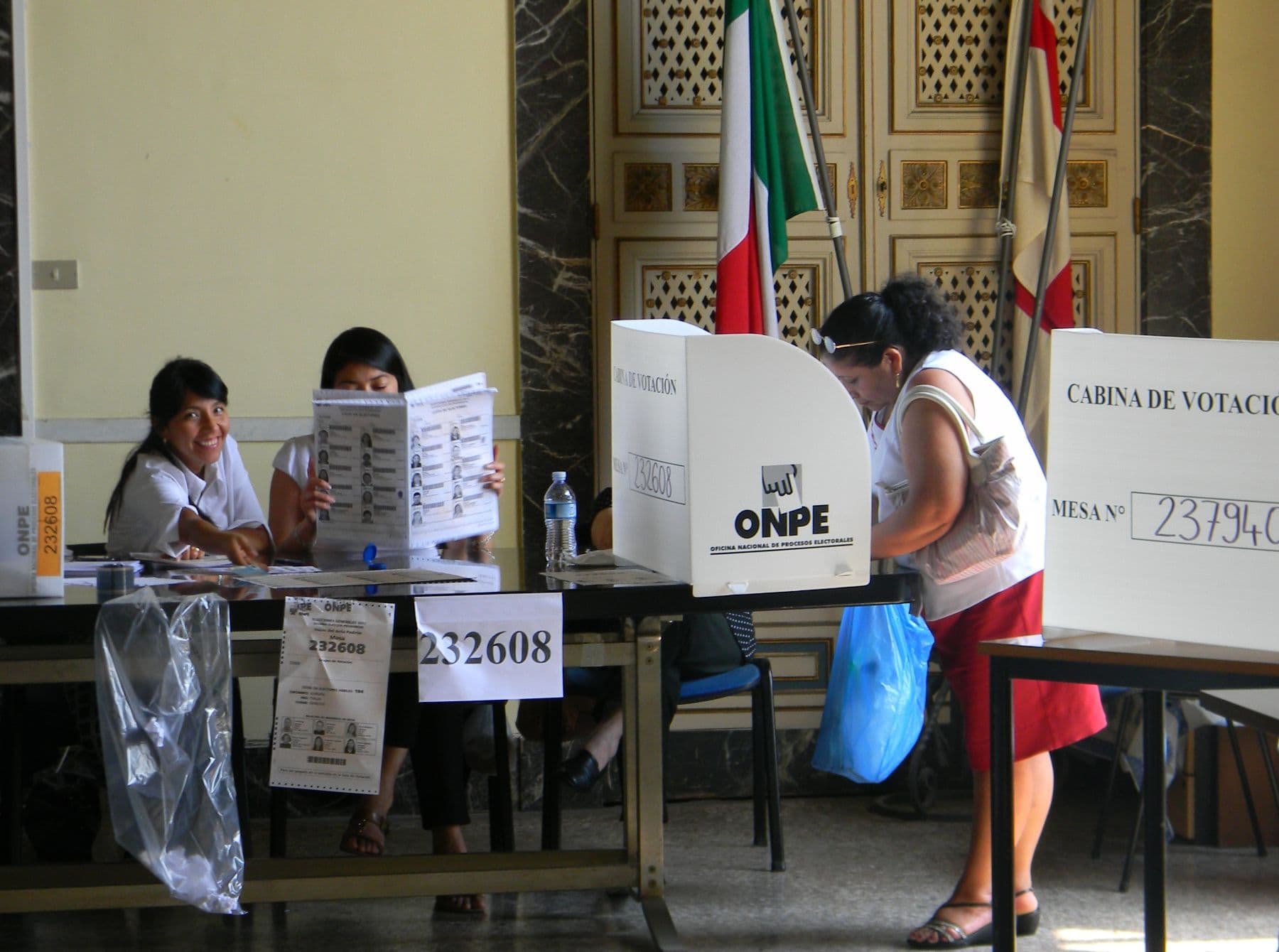 Segunda Vuelta: Casi un millón de peruanos en el extranjero votarán este domingo