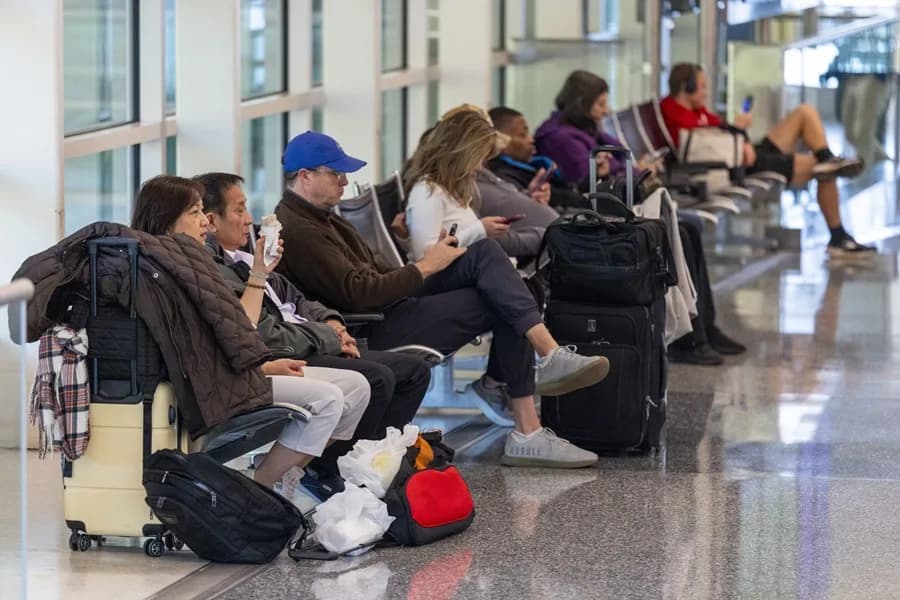 Más de 800 vuelos cancelados en EE. UU. por el cierre del Gobierno federal