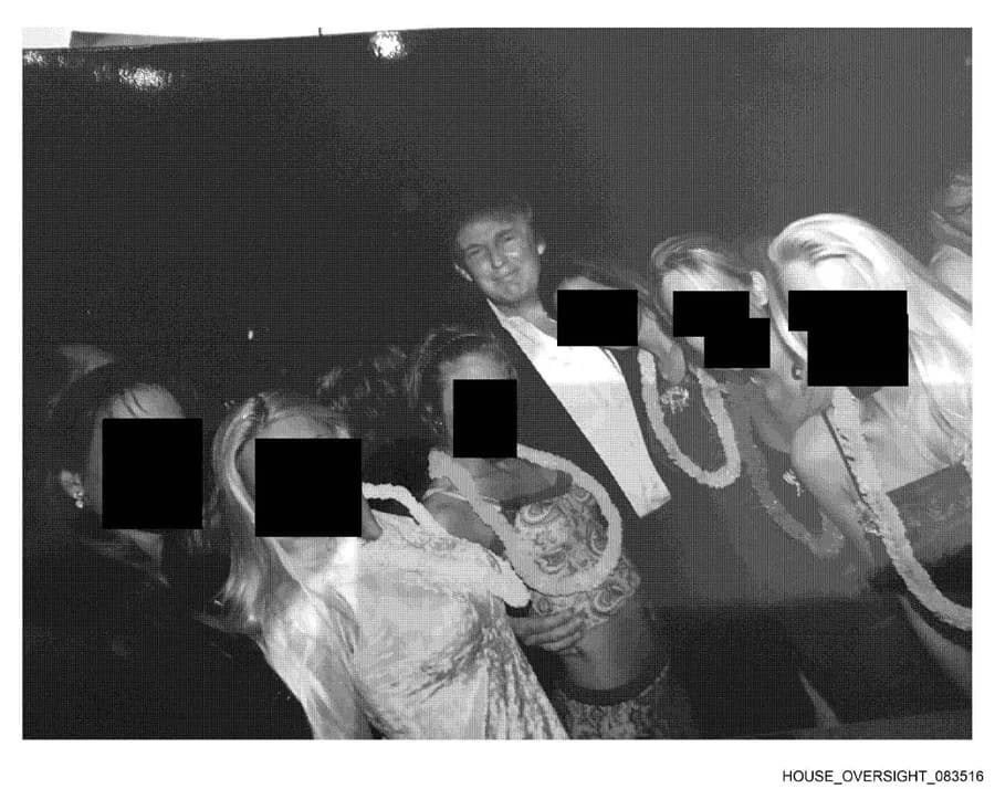 Publican imágenes donde aparece Trump en la mansión de Epstein