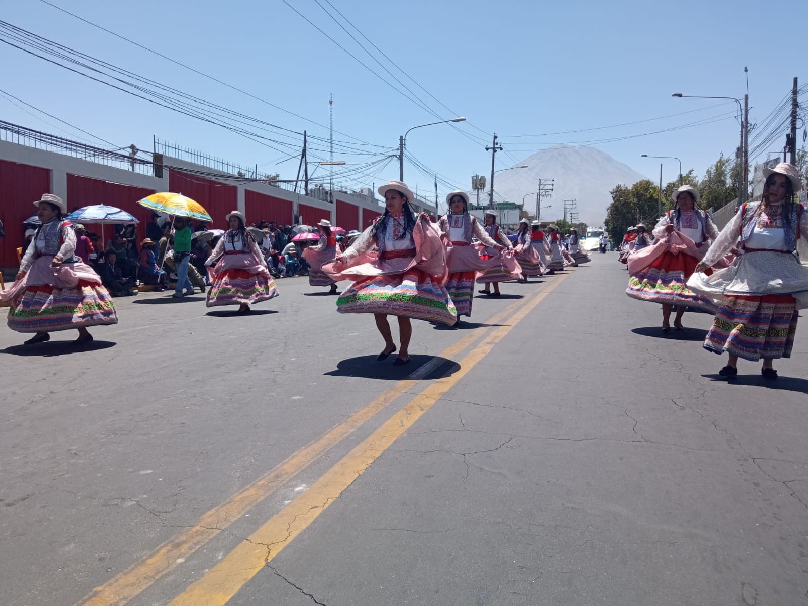 Cientos bailan para reactivar el turismo en pasacalle regional