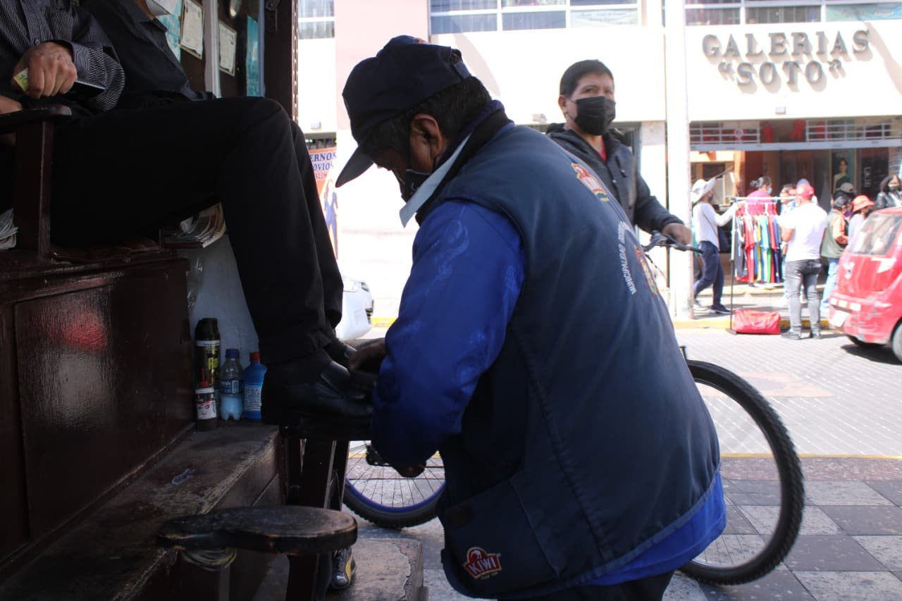 Lustrabotas, un oficio al paso en una ciudad pujante
