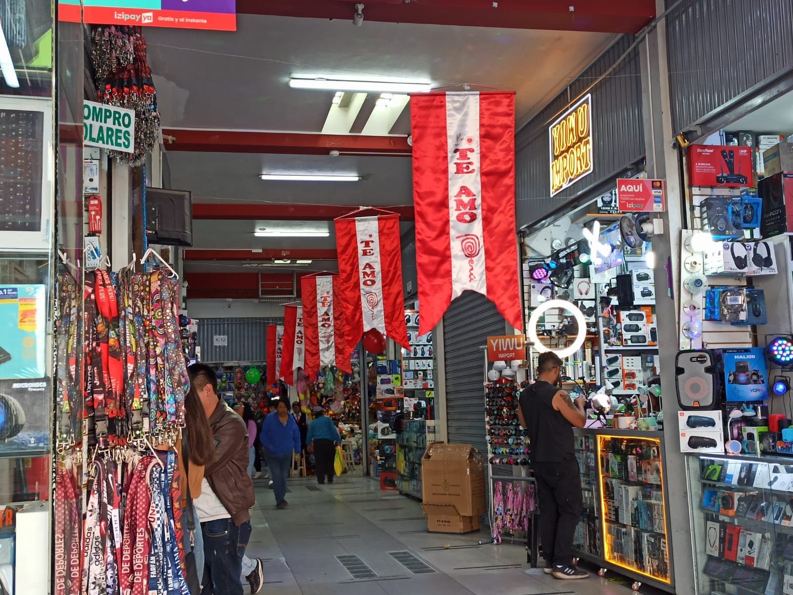 Plazas y comercios celebran los 203 años de la Independencia