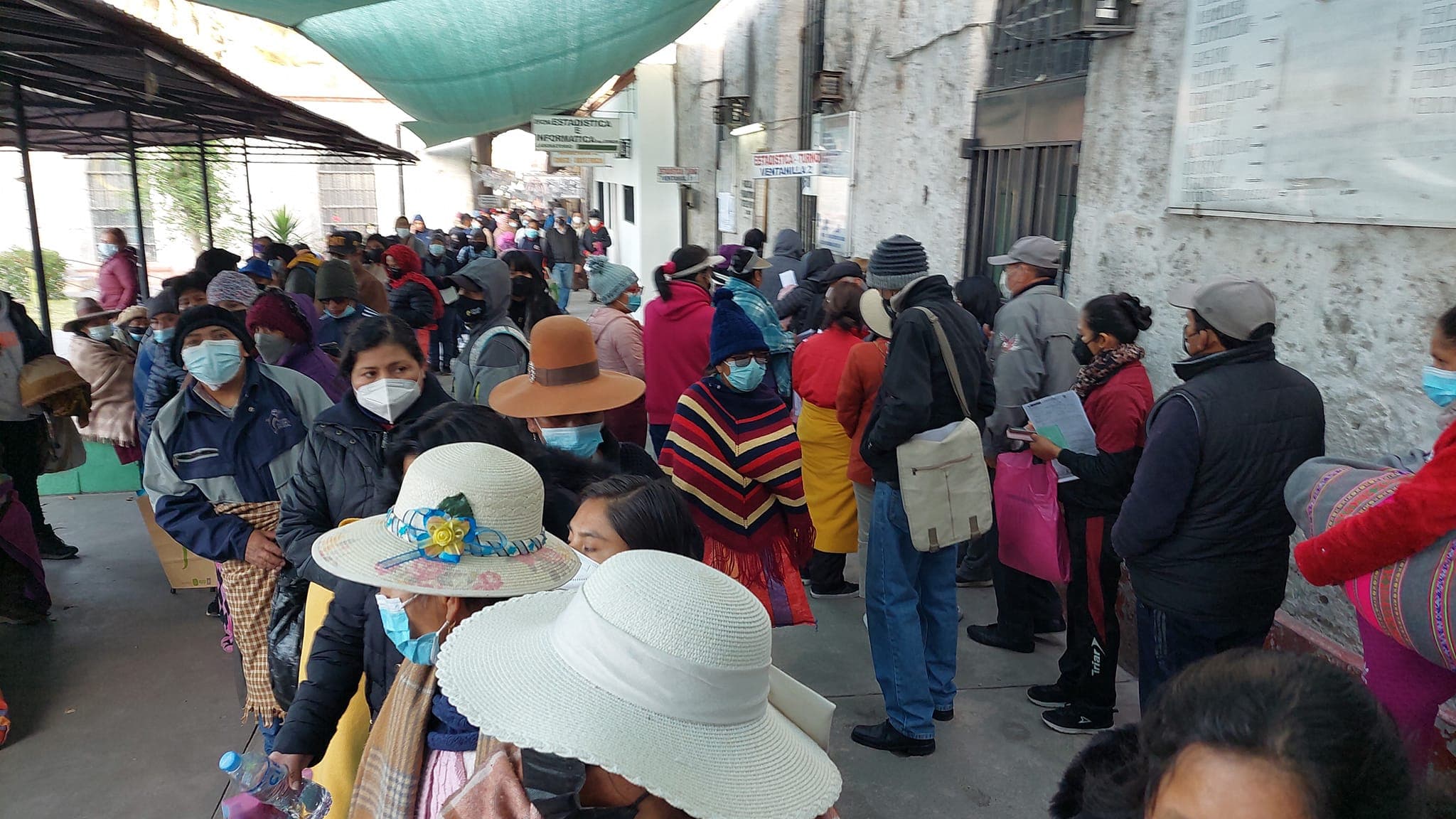 Largas colas en el Goyeneche