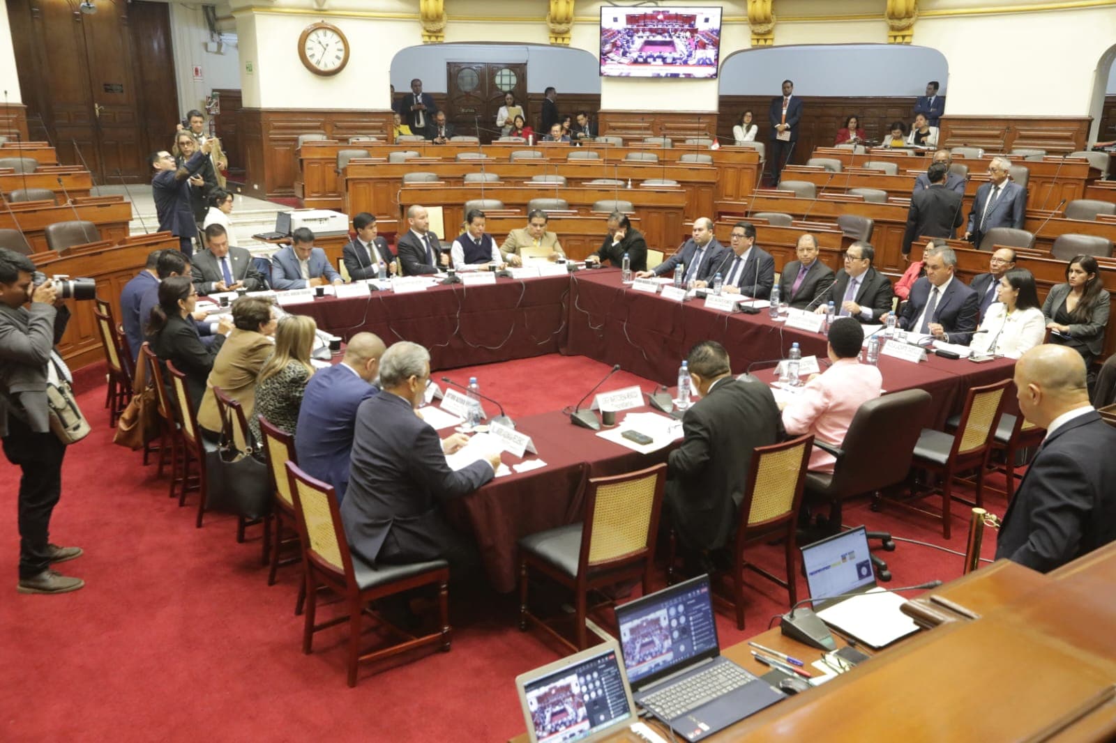 Aprueban la reelección inmediata de alcaldes y gobernadores regionales