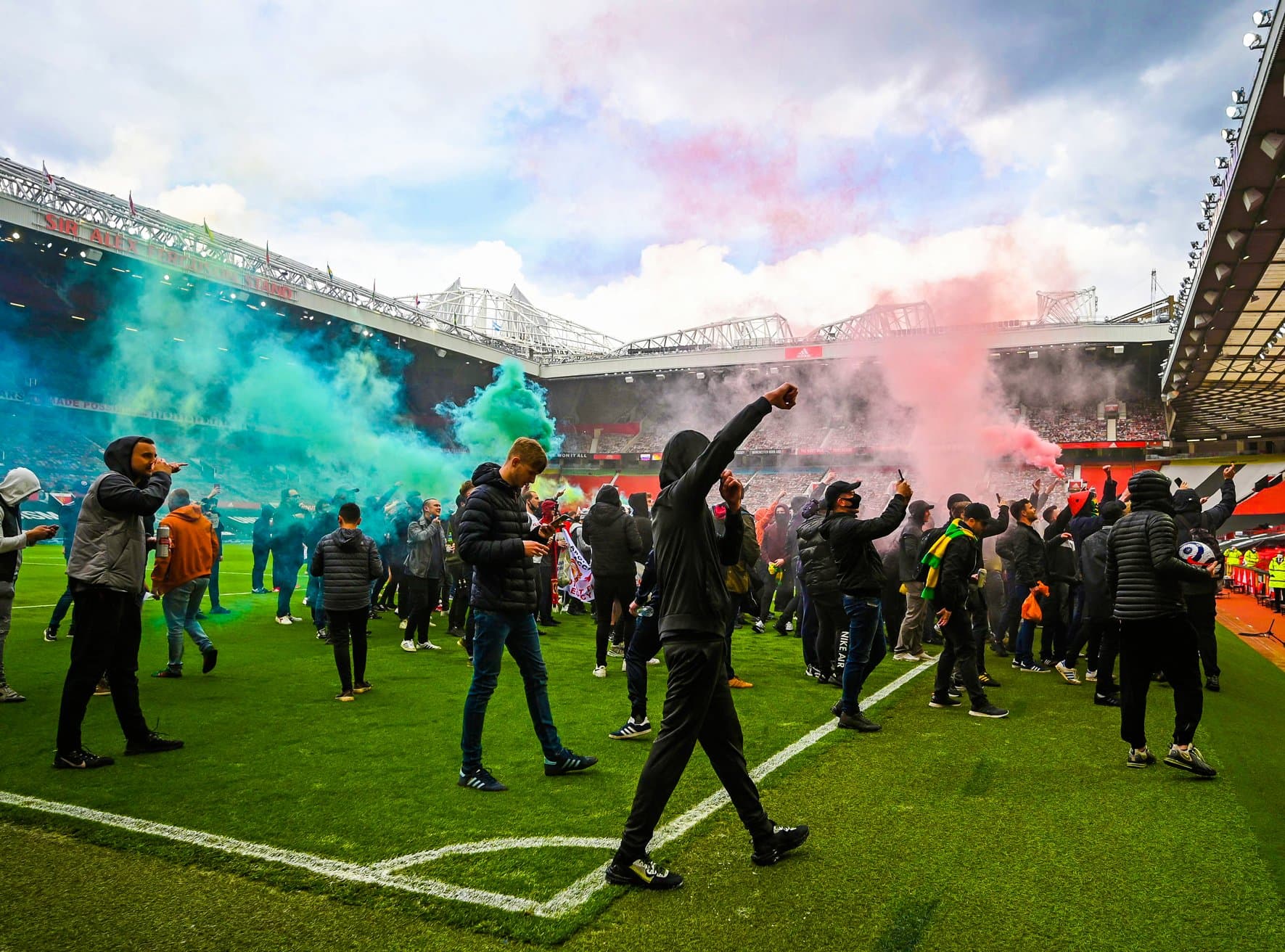 Aficionados del Manchester United invaden estadio en protesta contra los propietarios