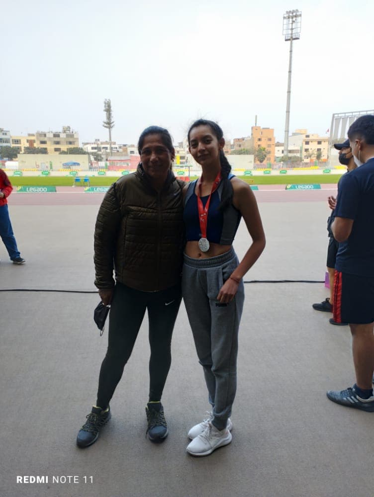 Alumna de I.E del Ejército es subcampeona de Salto Alto