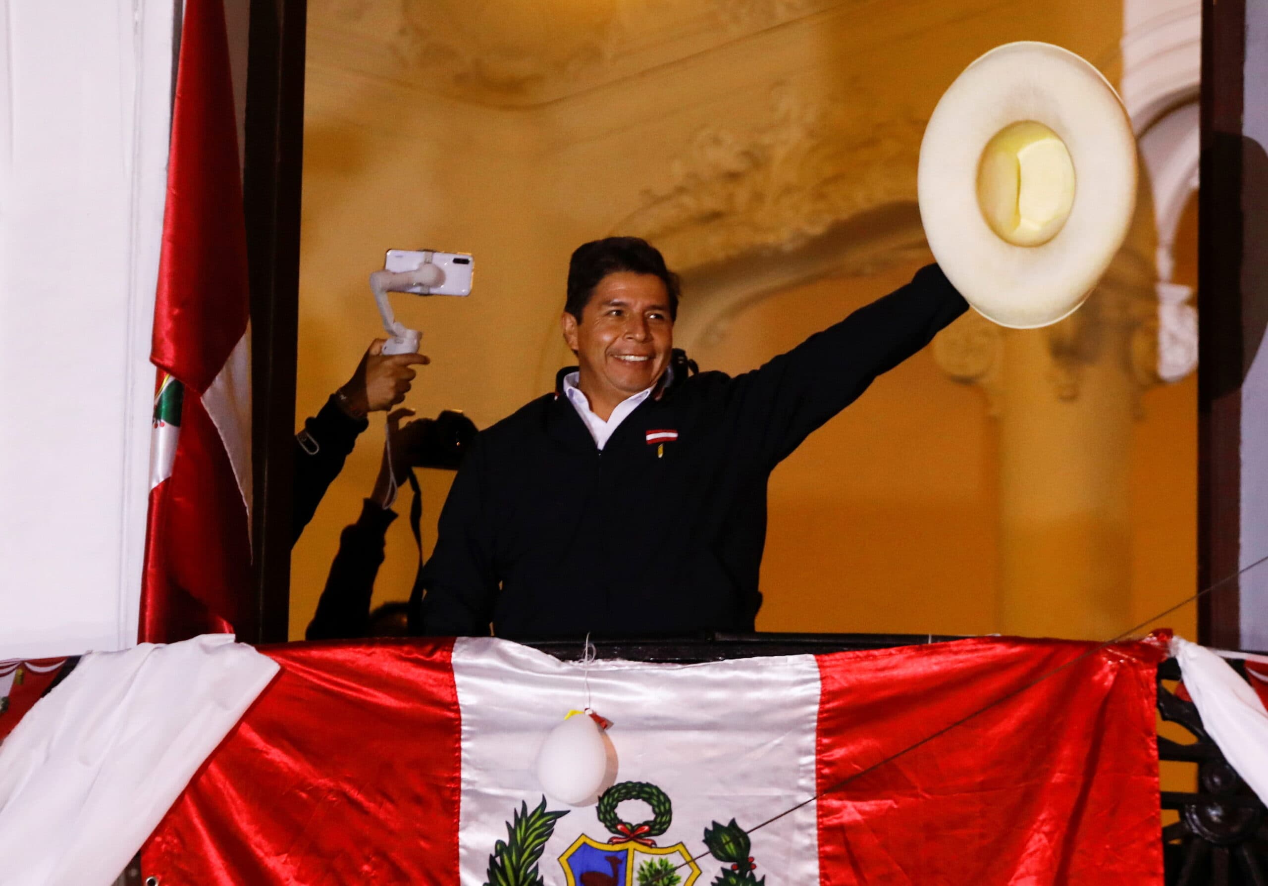 Pedro Castillo inscribió su candidatura para las elecciones 2026