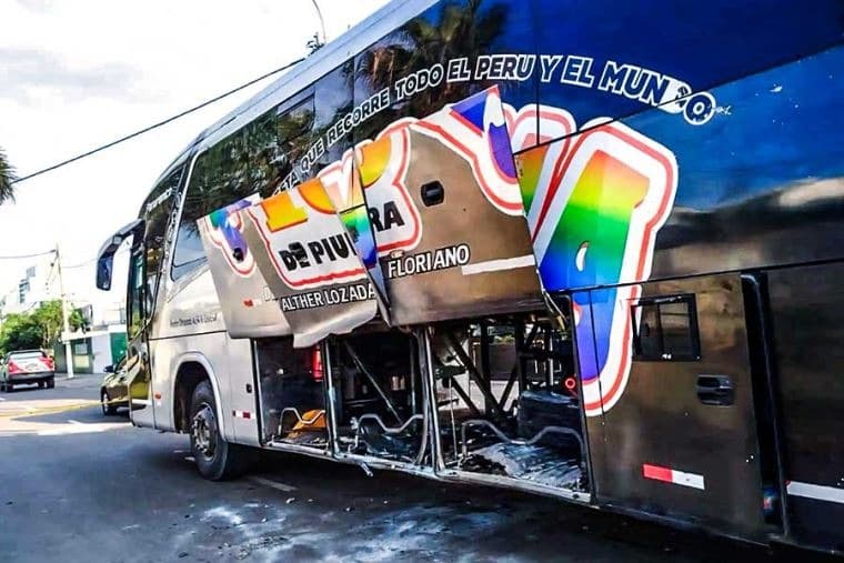 Explosión daña discoteca y bus del grupo Armonía 10