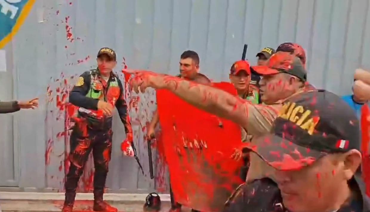 Lanzan pintura roja a policías que impedían protesta