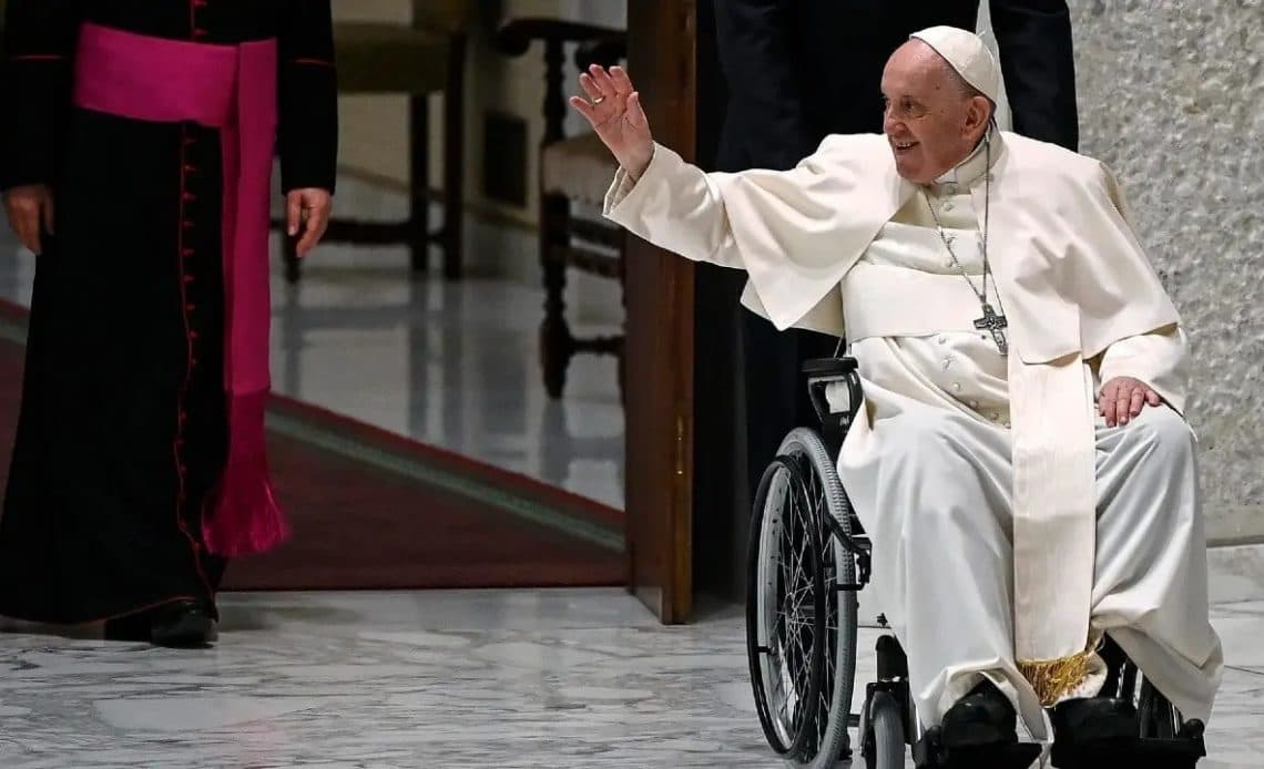 Papa Francisco pide un “poco de tequila” para el dolor de rodilla