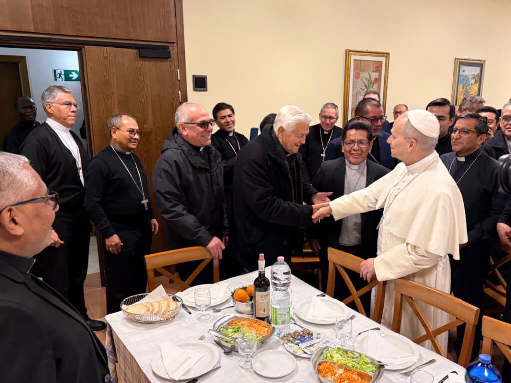 Papa sorprende a obispos peruanos durante visita en Roma