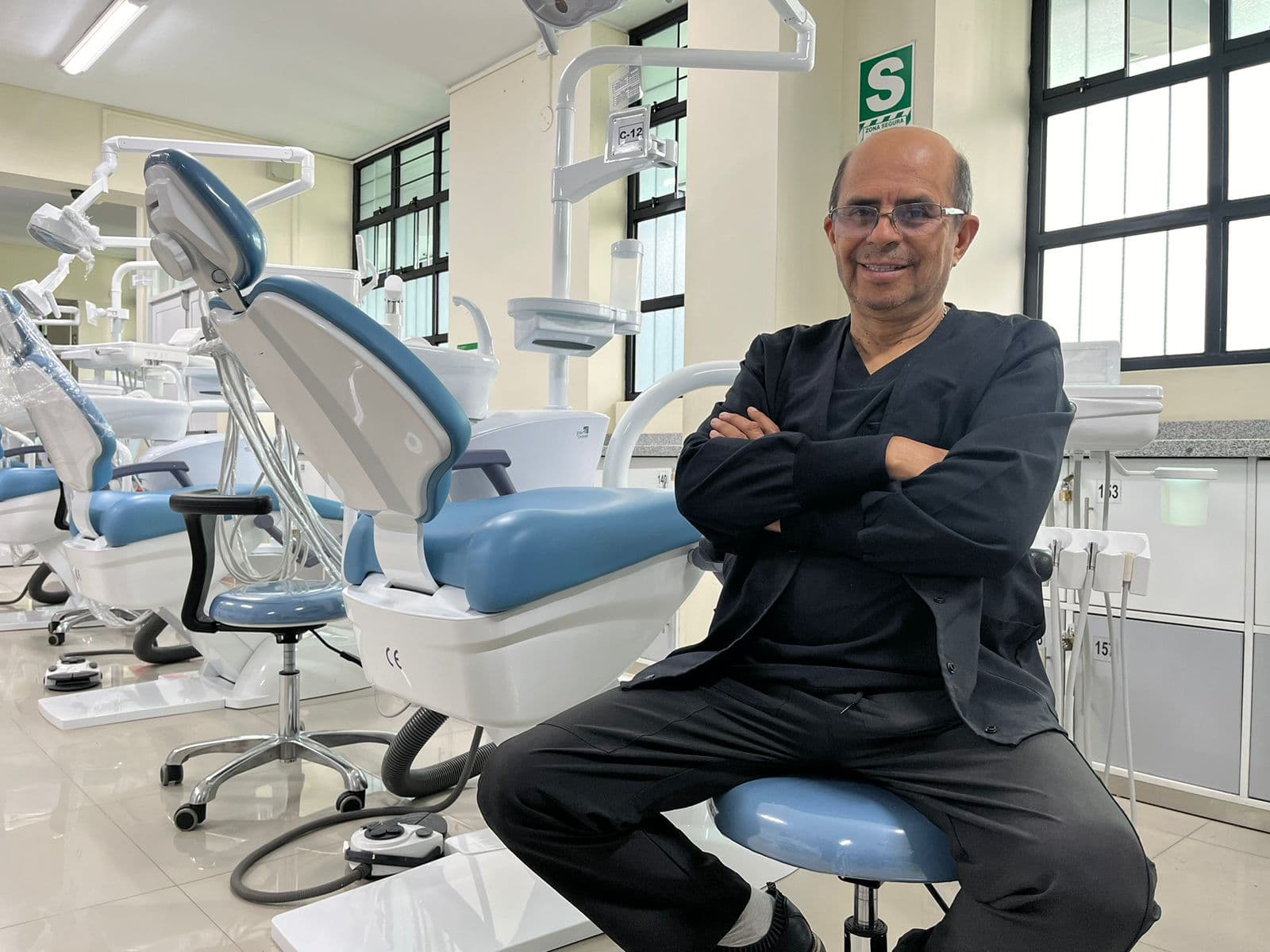 Premian a investigador arequipeño por crear gel removedor de caries con higo
