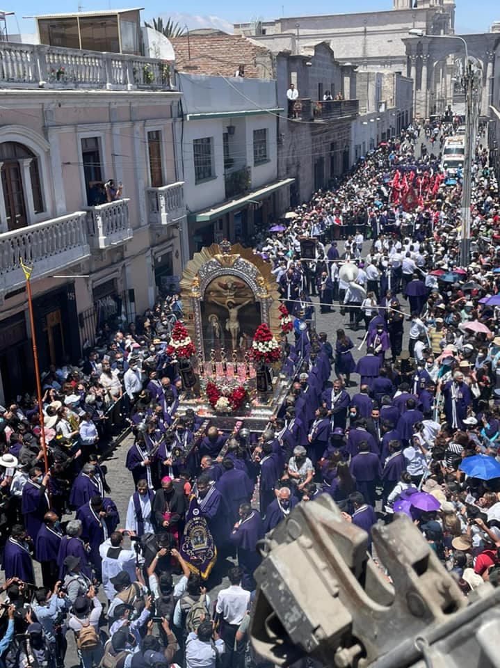 Volvió la tradicional procesión del Cristo Morado en Arequipa
