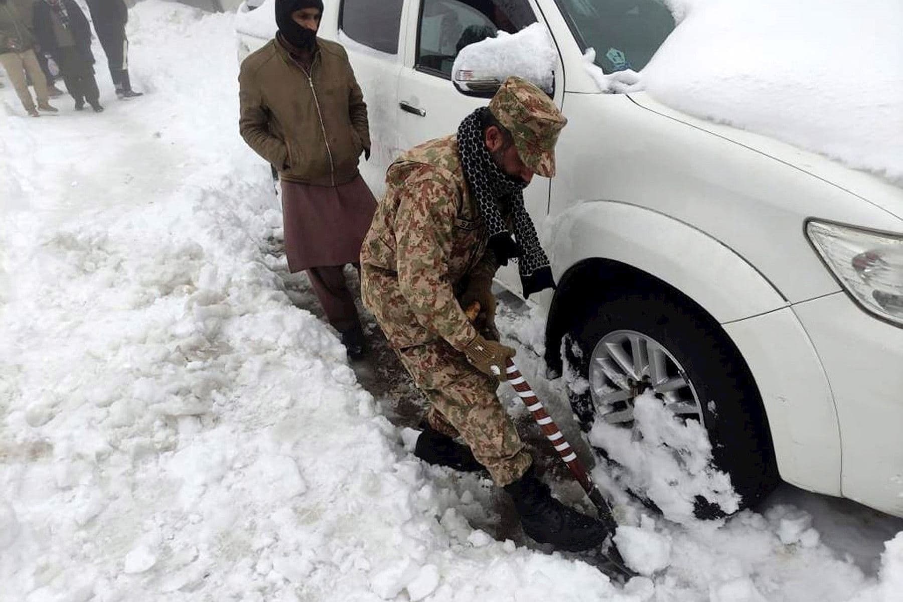 Al menos 21 turistas varados mueren en sus vehículos por nevada