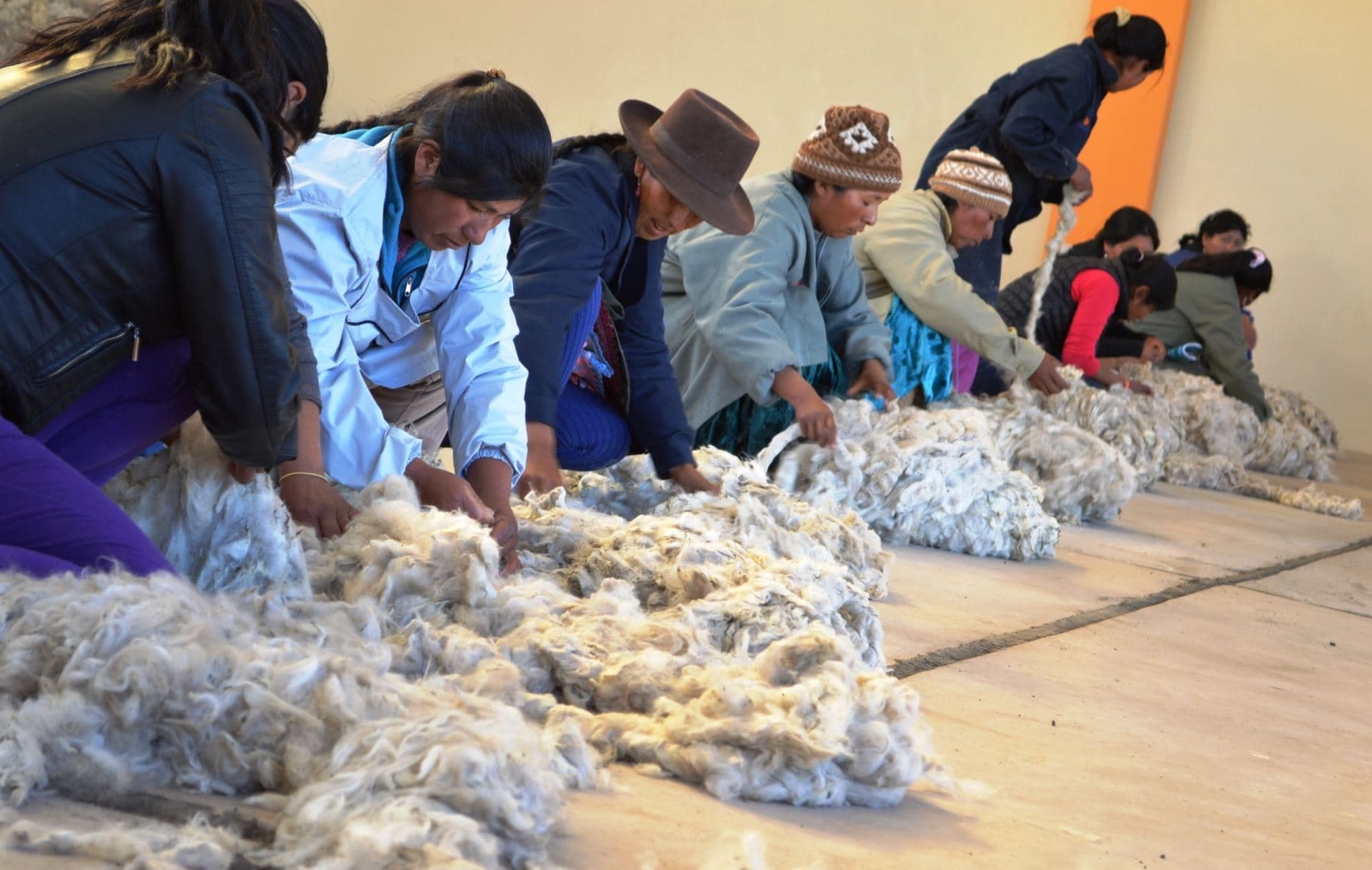 Mujeres de zonas altoandinas mantienen hilado artesanal