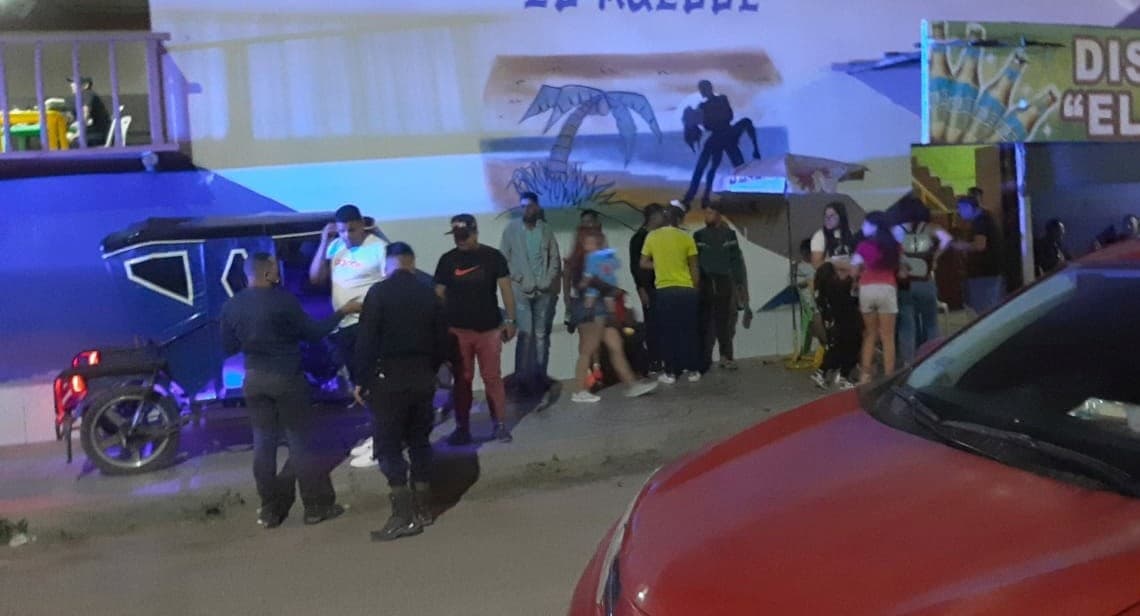 Unos 25 bebían e incumplían protocolos en playa