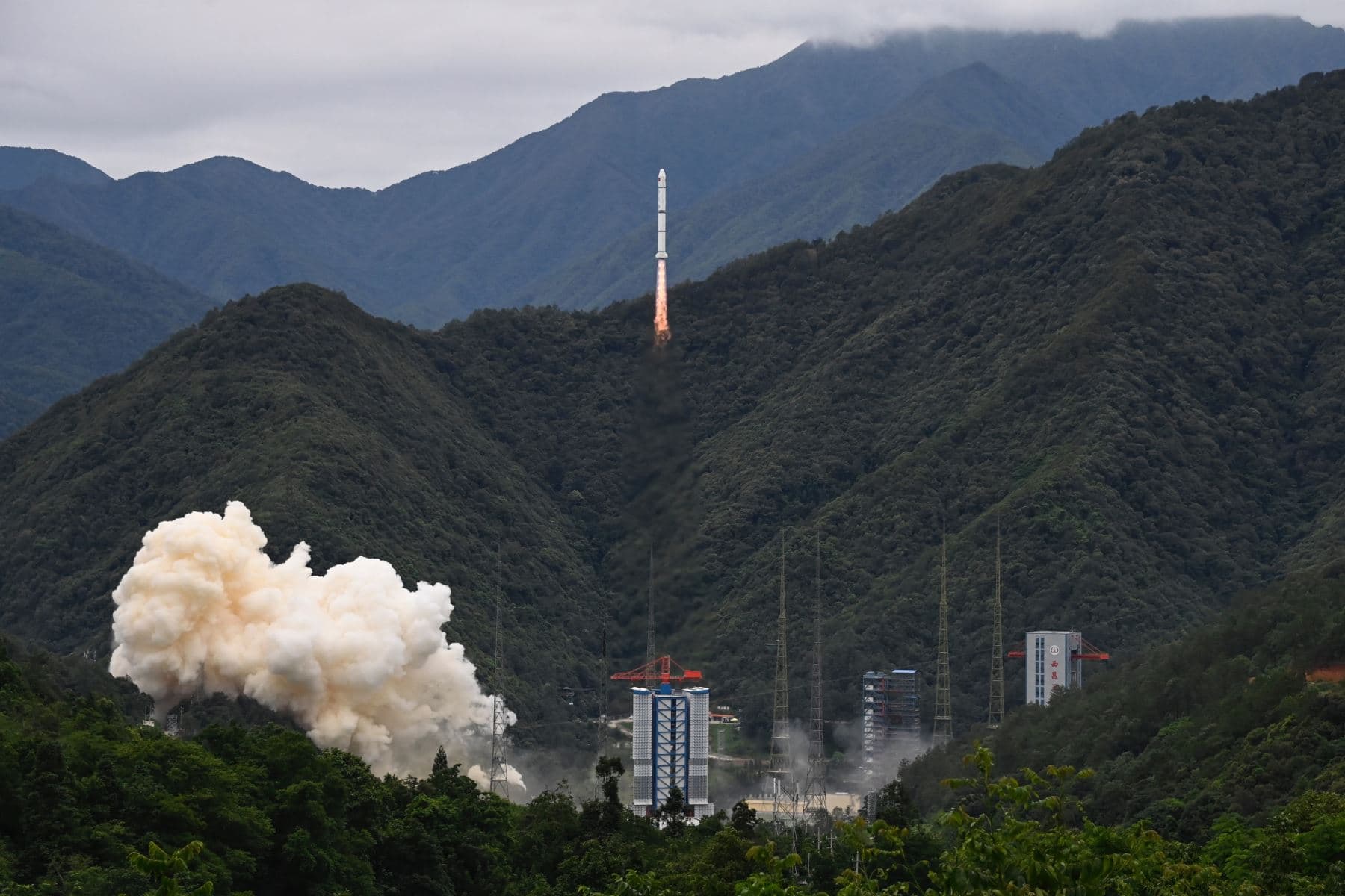 Envían satélite al espacio para estudiar explosiones estelares