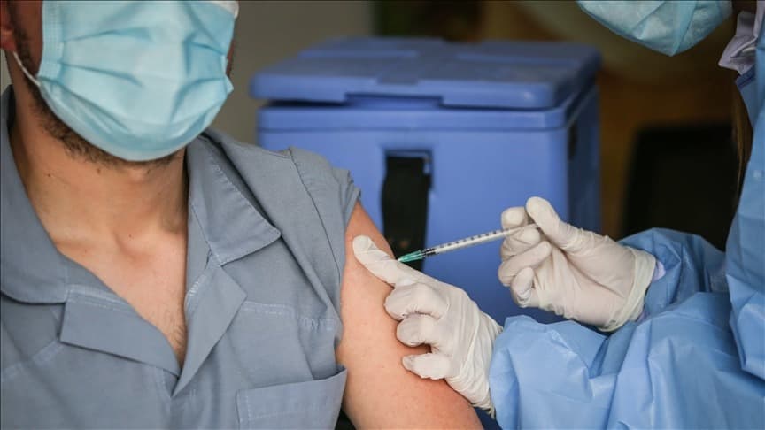 Exhortan a vacunarse contra la Covid-19, influenza y neumococo