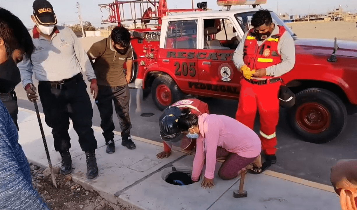 Rescatan a niño que cayó a buzón