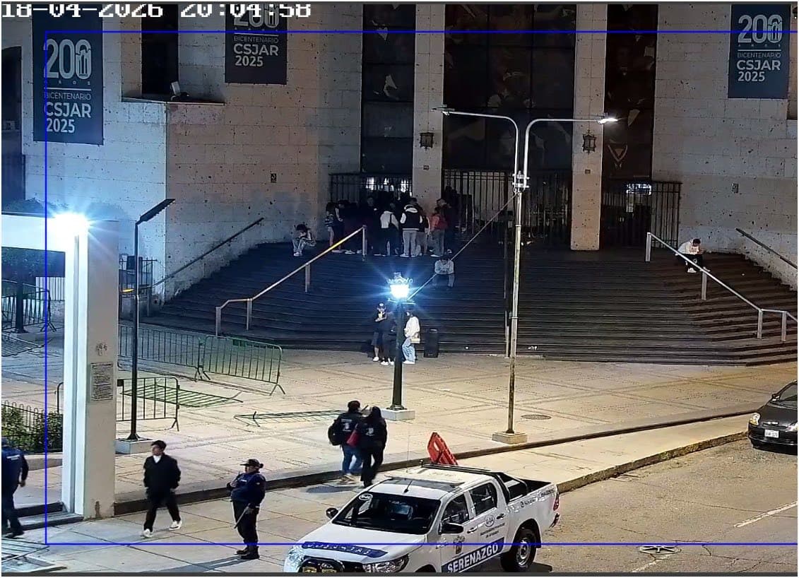 Disponen cierre de plaza España durante las noches ante reclamos
