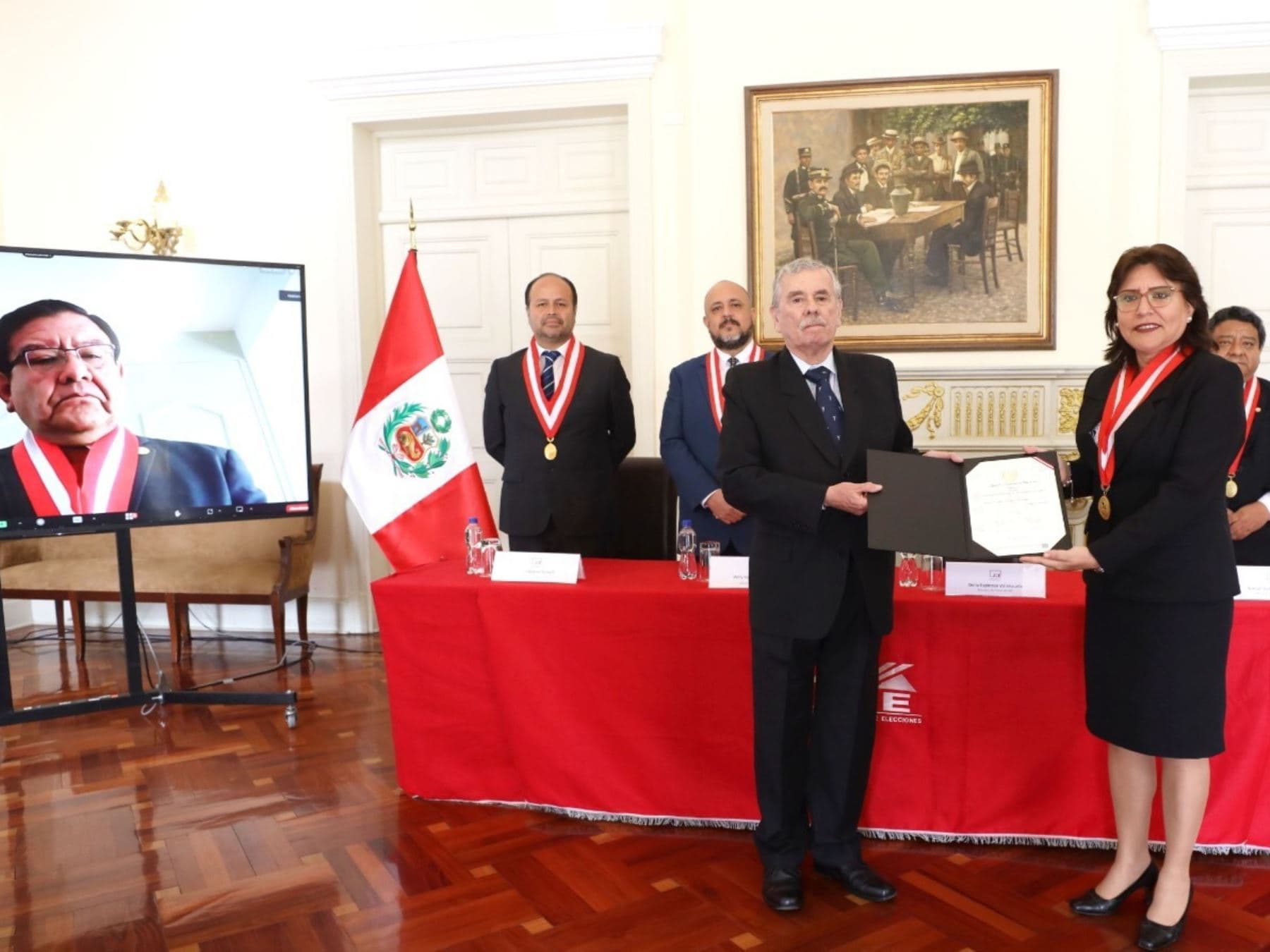 JNE entrega credencial de congresista a Rospigliosi