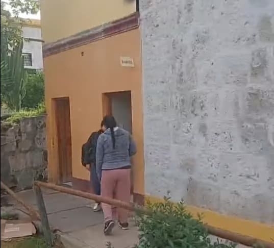 Pacientes denuncian mal estado de baños en hospital Goyeneche