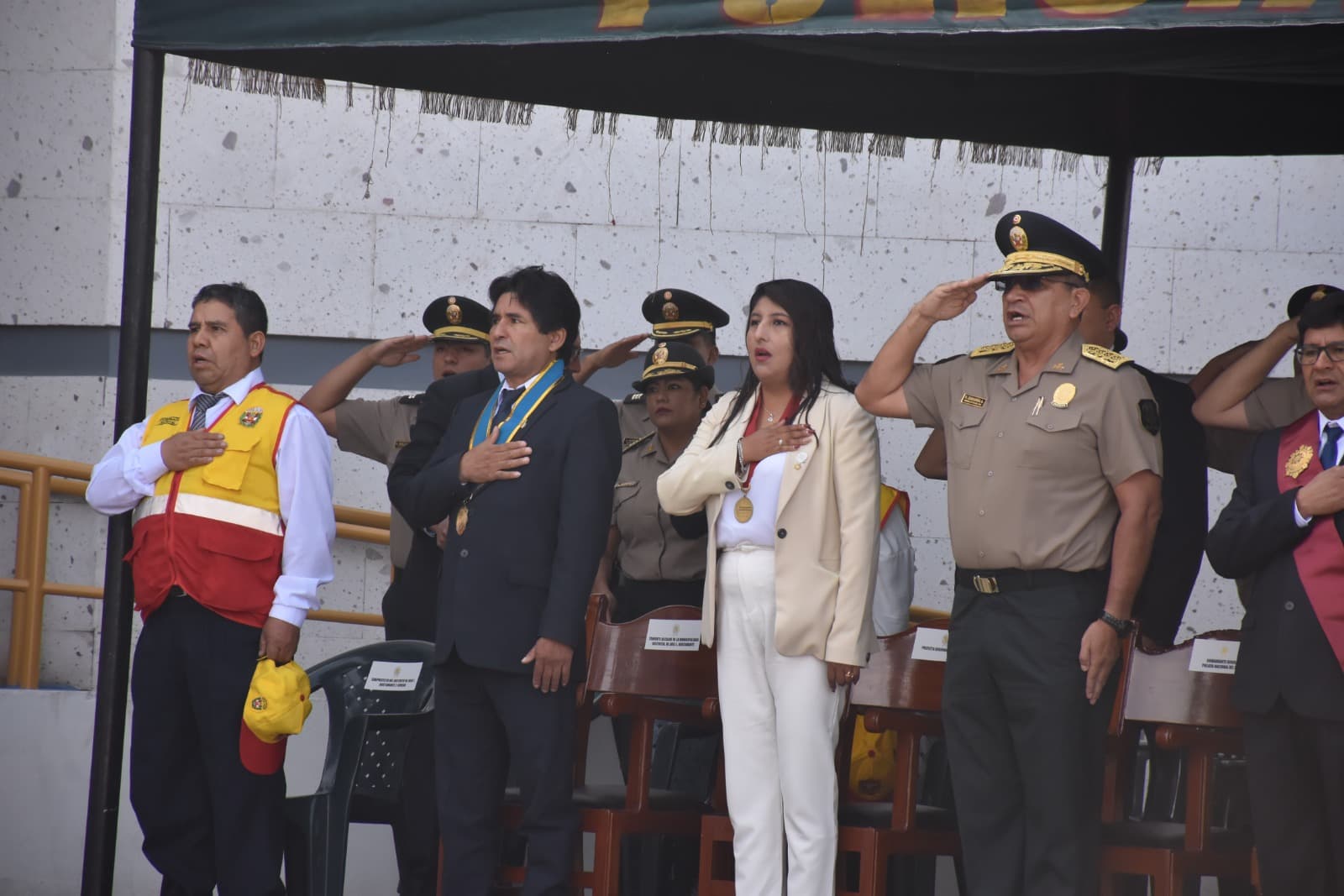 Comandante de la PNP participó en ceremonia de izamiento