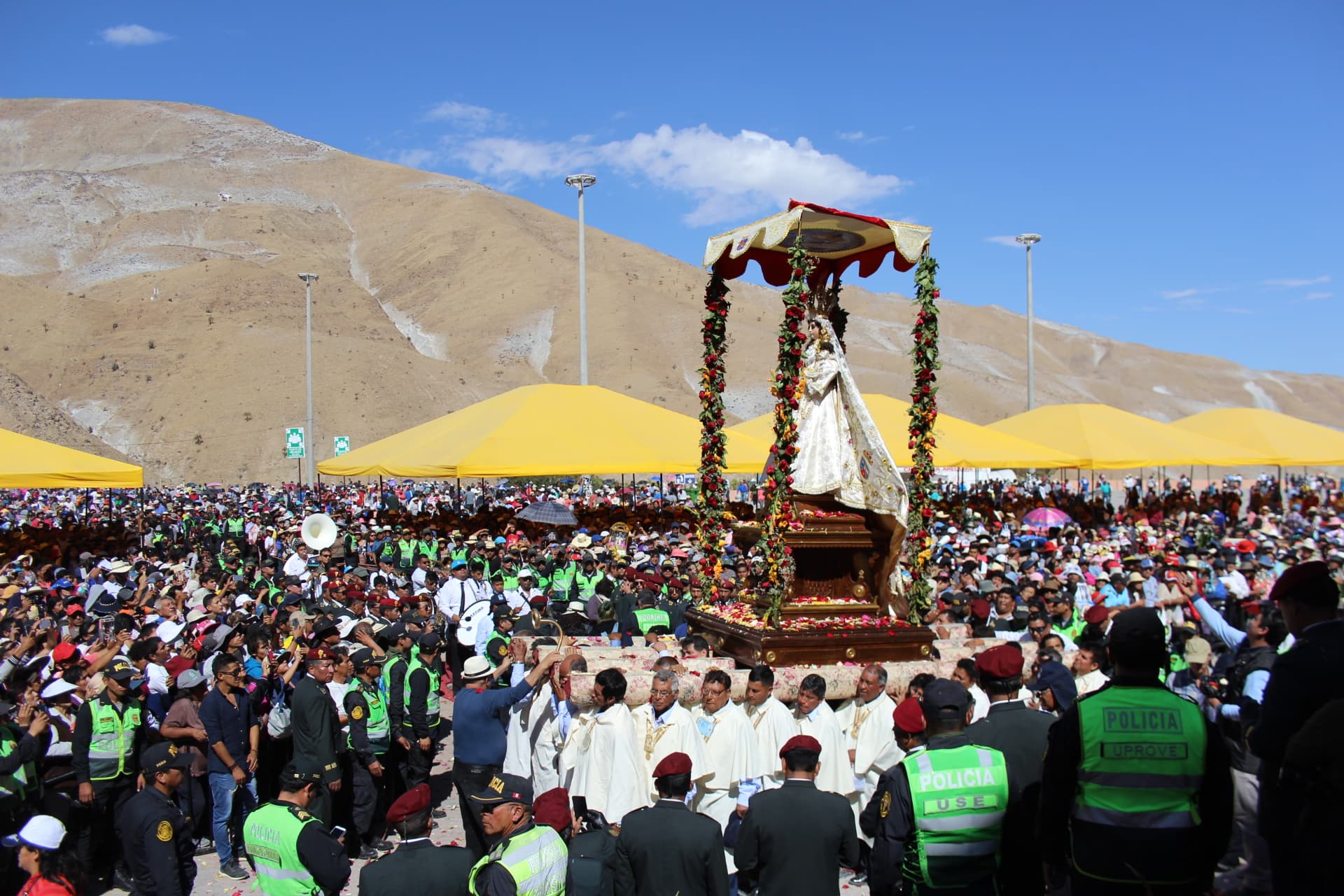 Fieles se preparan para celebrar a la Virgen de Chapi en Arequipa