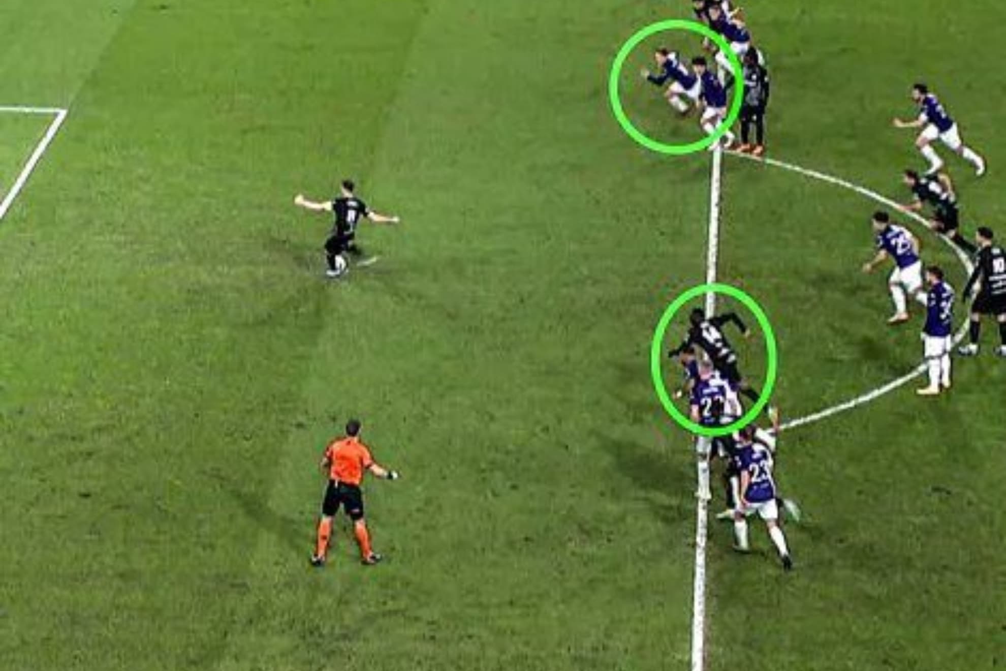 ¡Histórico!: El partido Anderlecht-Genk se repetirá por error del VAR