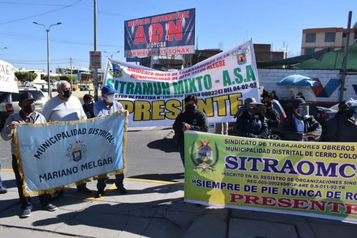 Realizan plantón en respaldo a trabajador que recibiría sanción por reclamar derechos laborales