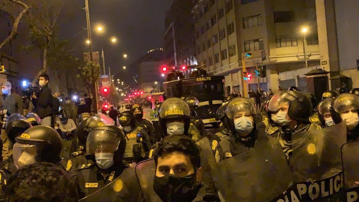 Policías en retiro marchan en contra de la reforma policial