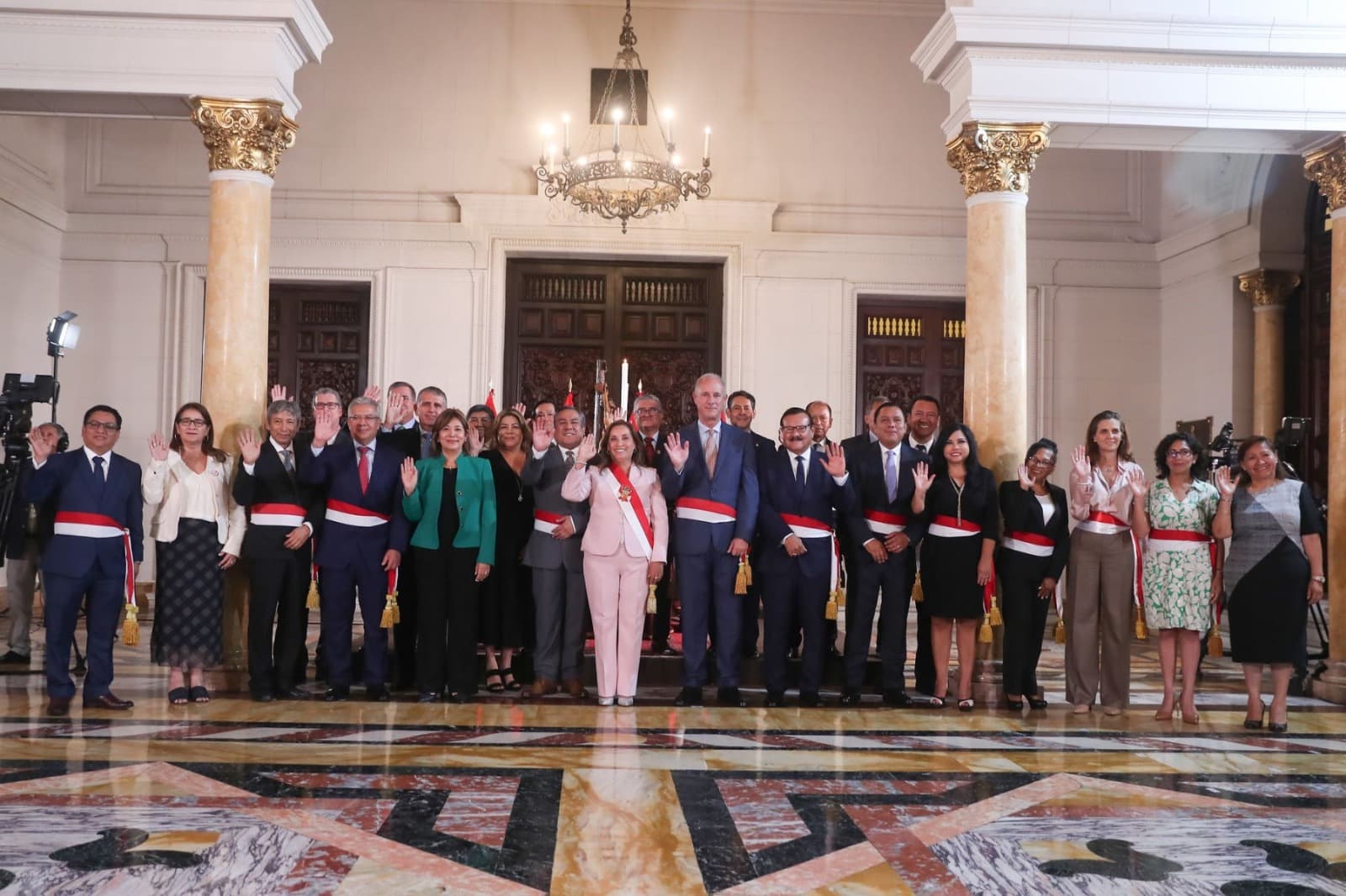 Boluarte cambia a 6 ministros tras escándalo de los relojes