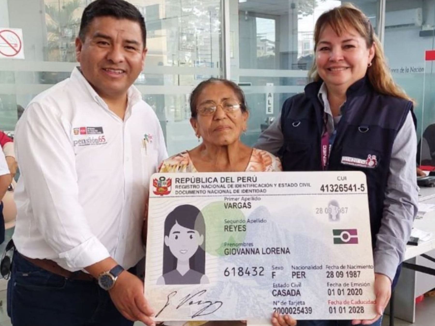 Reniec entrega DNI electrónico a usuarios de programa Pensión 65