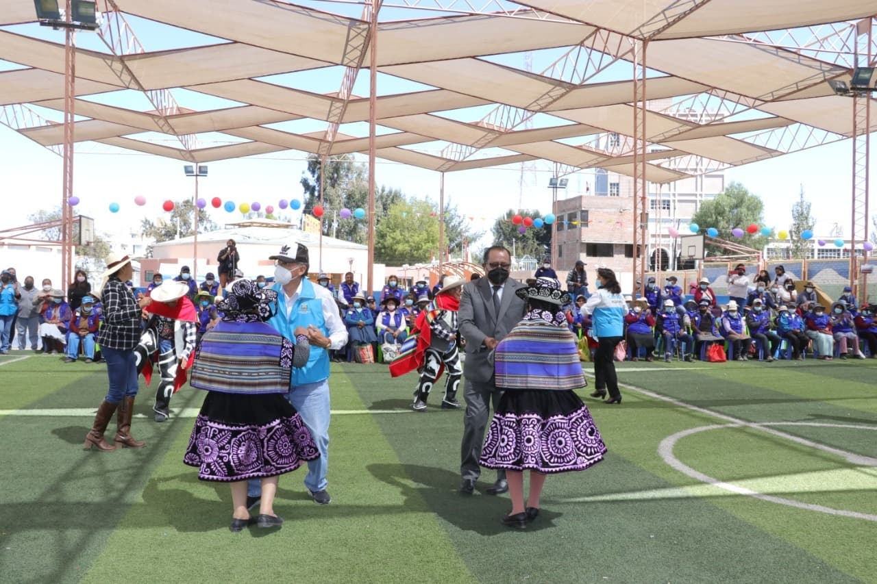 Reconocen a abuelitos por su legado de historia y tradición