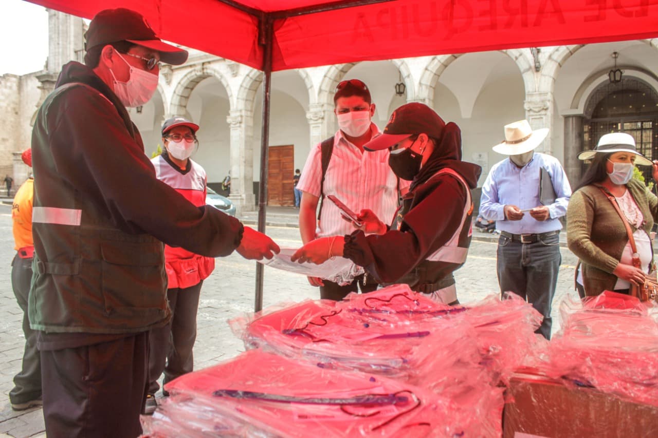 Controlarán el uso de protectores faciales