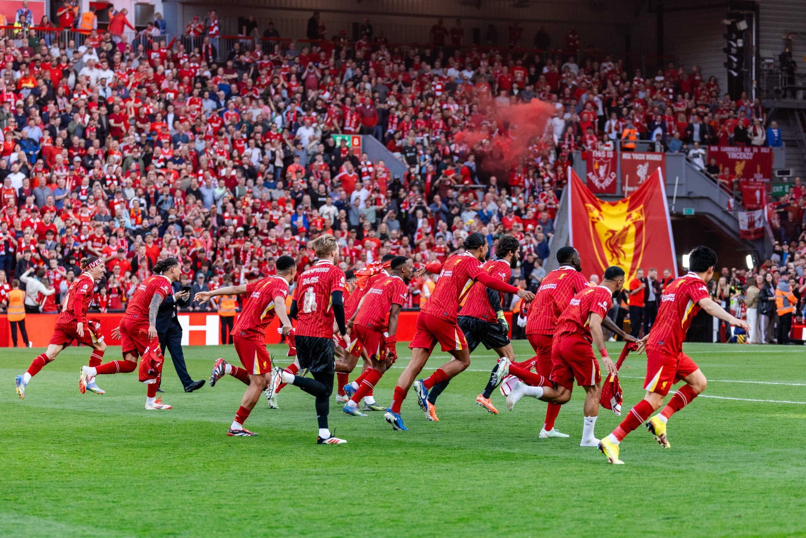 Liverpool se corona campeón de la Premier tras golear al Tottenham
