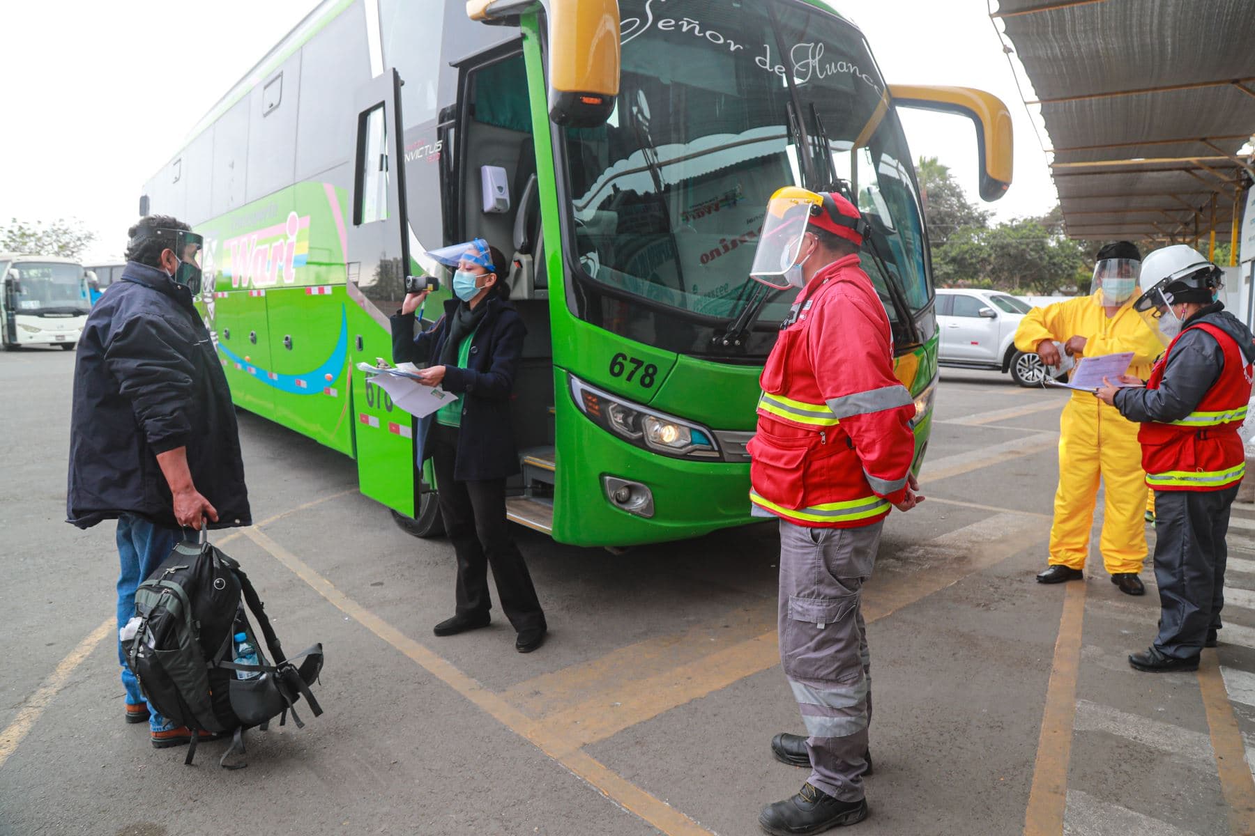 Mayores de 50 años deben acreditar tercera dosis para viajar