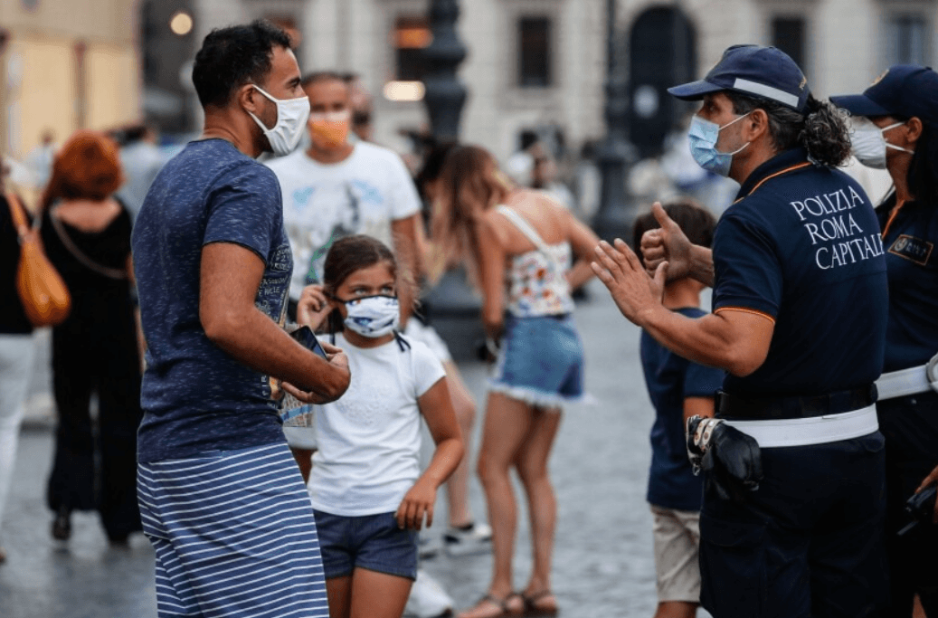 Gobierno de Italia evalúa levantamiento de uso de mascarillas