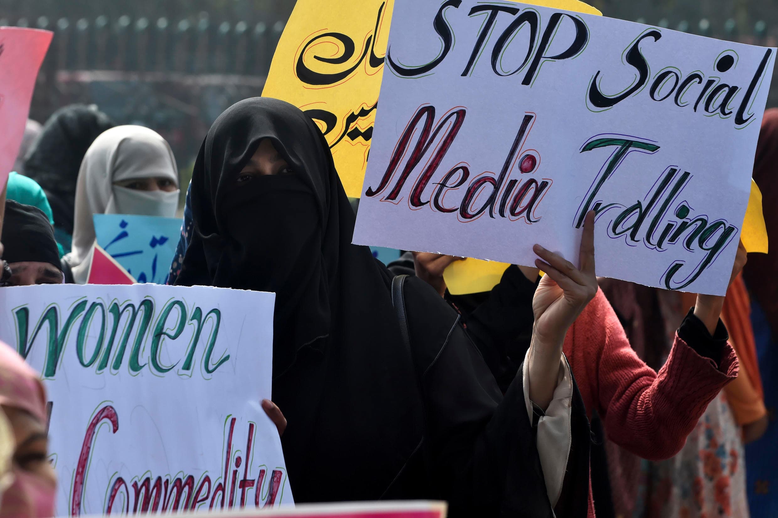 Pakistán: manifestantes feministas son acusadas de “blasfemia”