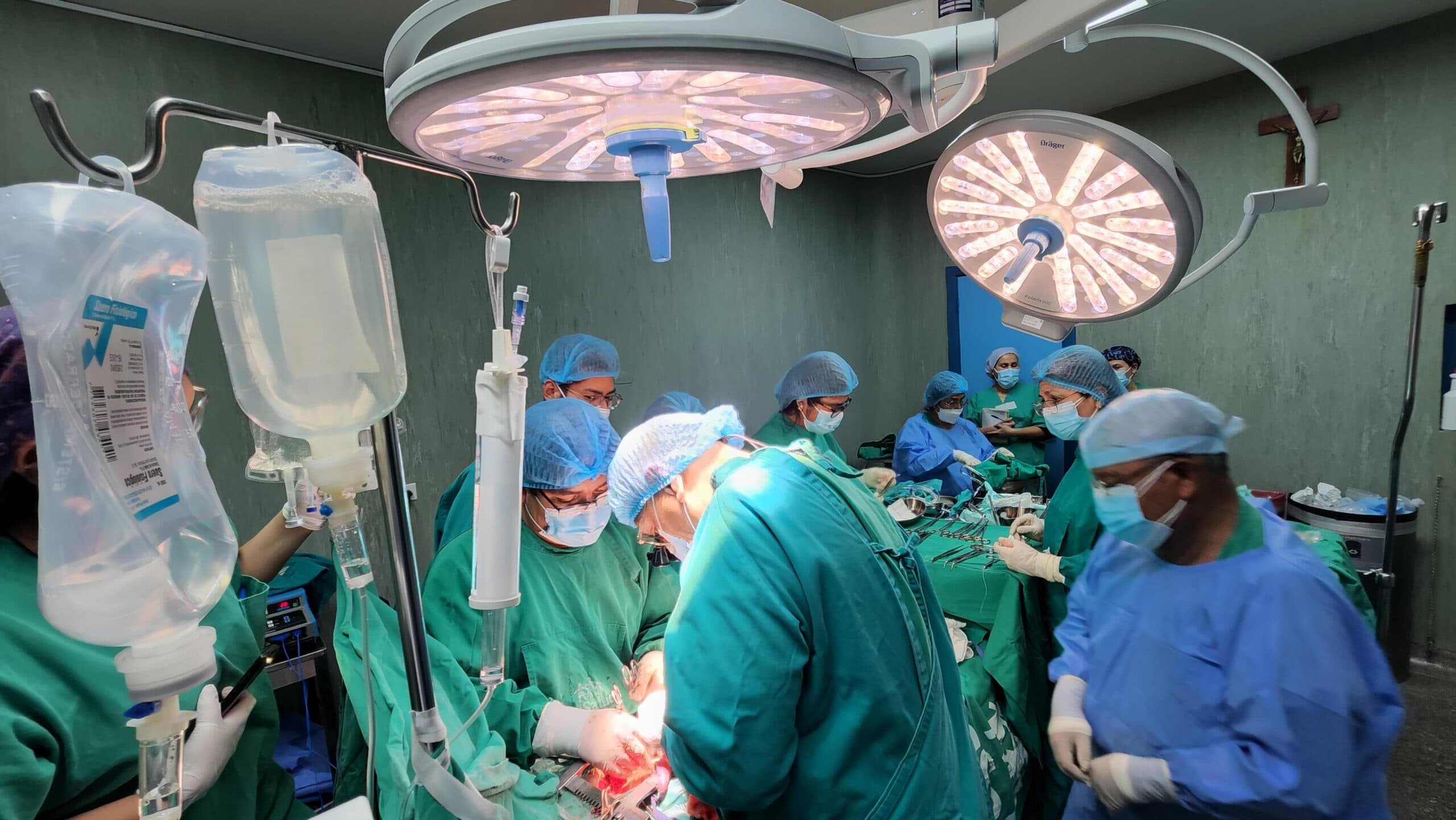 Los cirujanos toman decisiones rápidas para salvar a pacientes