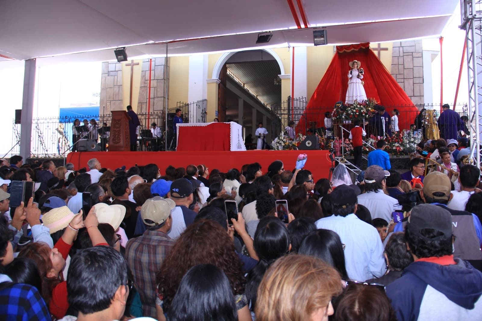 Con procesión inician las actividades en Chapi Chico