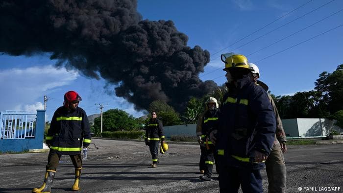 Controlan incendio en área industrial de Cuba
