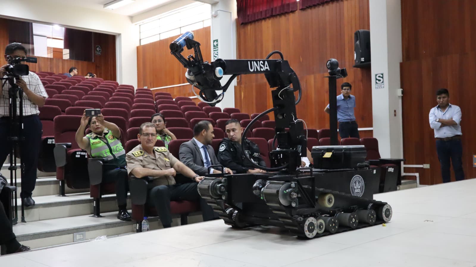 Presentan robot que desactiva explosivos en Arequipa