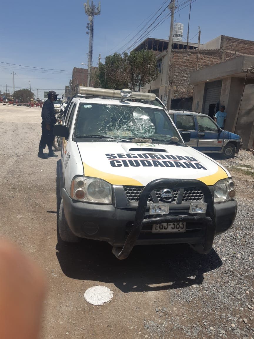 Enfrentamientos en vía Yura - Arequipa deja unidad de serenazgo destrozada