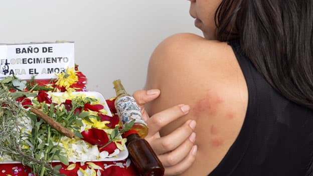 Mujer muere tras realizarse un baño de florecimiento