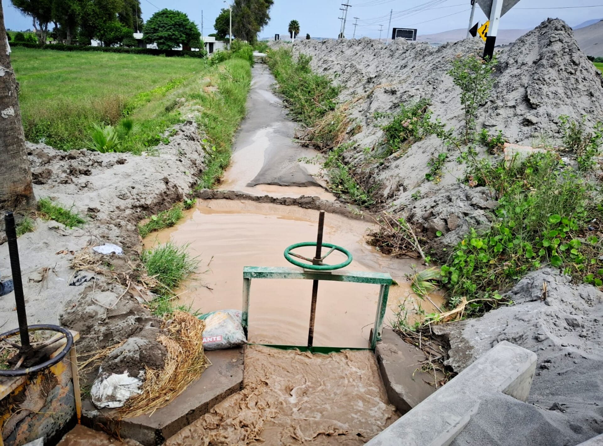 60 puntos críticos en canales y bocatomas por lluvias
