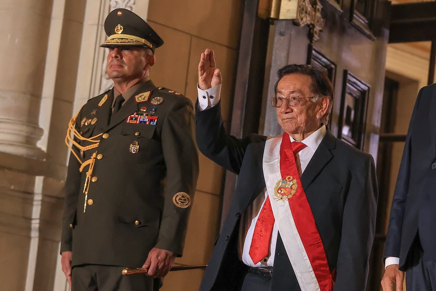 Perú ya tiene nuevo presidente interino: José María Balcázar