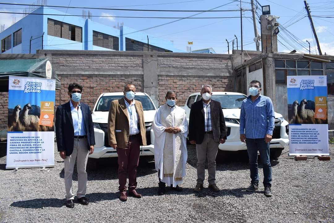 Entregan vehículos a criadores de alpacas